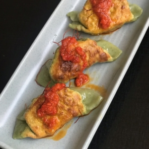 Fried spinach & water chestnut wontons, spicy chilli dressing (3pcs) vegan